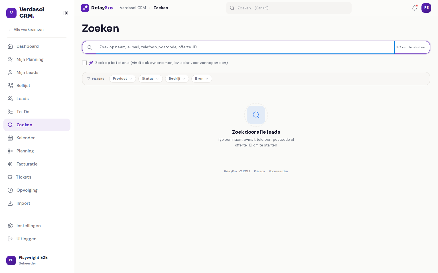 De RelayPro-zoekbalk met directe suggesties op naam en telefoon
